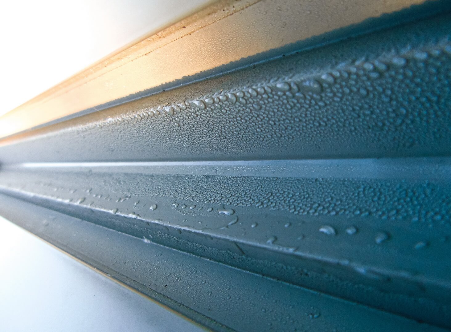 How to repair a metal gutter